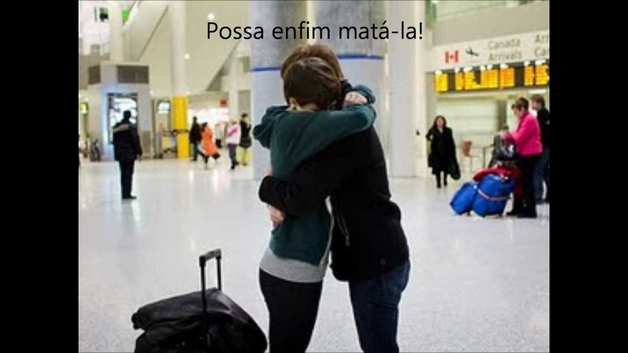 сижу в аэропорту. диалог в аэропорту. Go through security at the airport. путешествие на самолете. человек у стойки регистрации.
