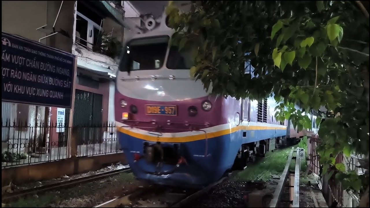 [2144] D19E-912 kéo tàu SNT2 kép D19E-957 đi Bình Thuận | 21:07 - 14.08 ...