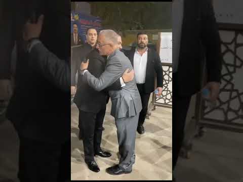 لحظة وصول الفنان محمد رياض لعزاء والد الاعلامي إيهاب الخطيب رئيس قناة النادي الأهلي