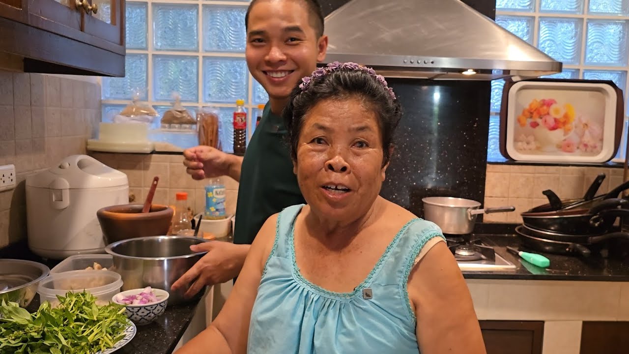 ยายเตี้ยเที่ยวพัทยา แต่ดันอยากกินแกงหน่อไม้! ลูกชายลงครัวจัดให้เอง | อร่อยนัวร์