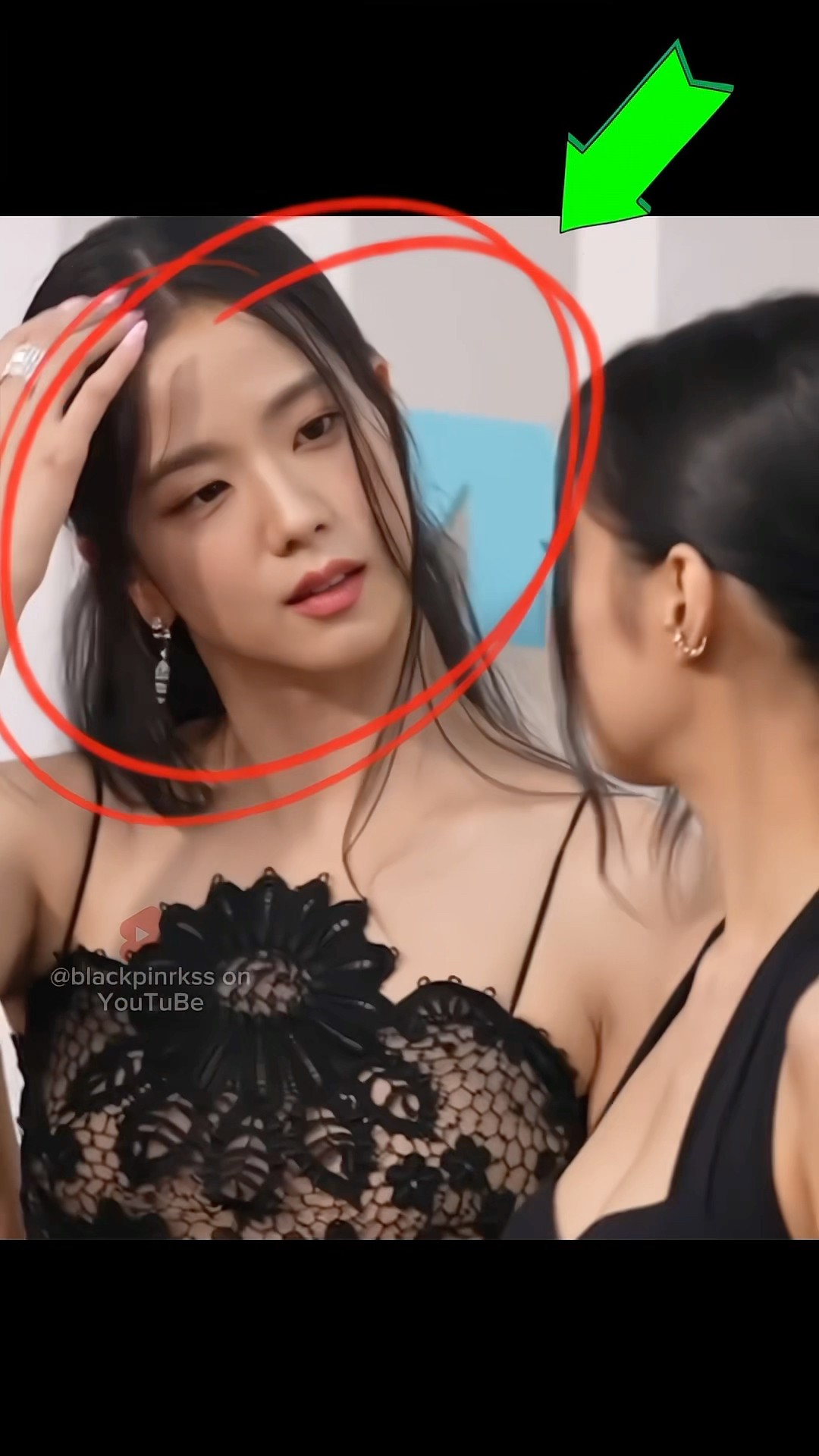 Jiennie helps Jisoo fix her hair to make Jisoo more confident!! ?? #blackpink #jisoo #jennie