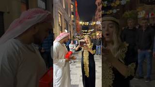 Kız Dolarları Görünce Sevindi