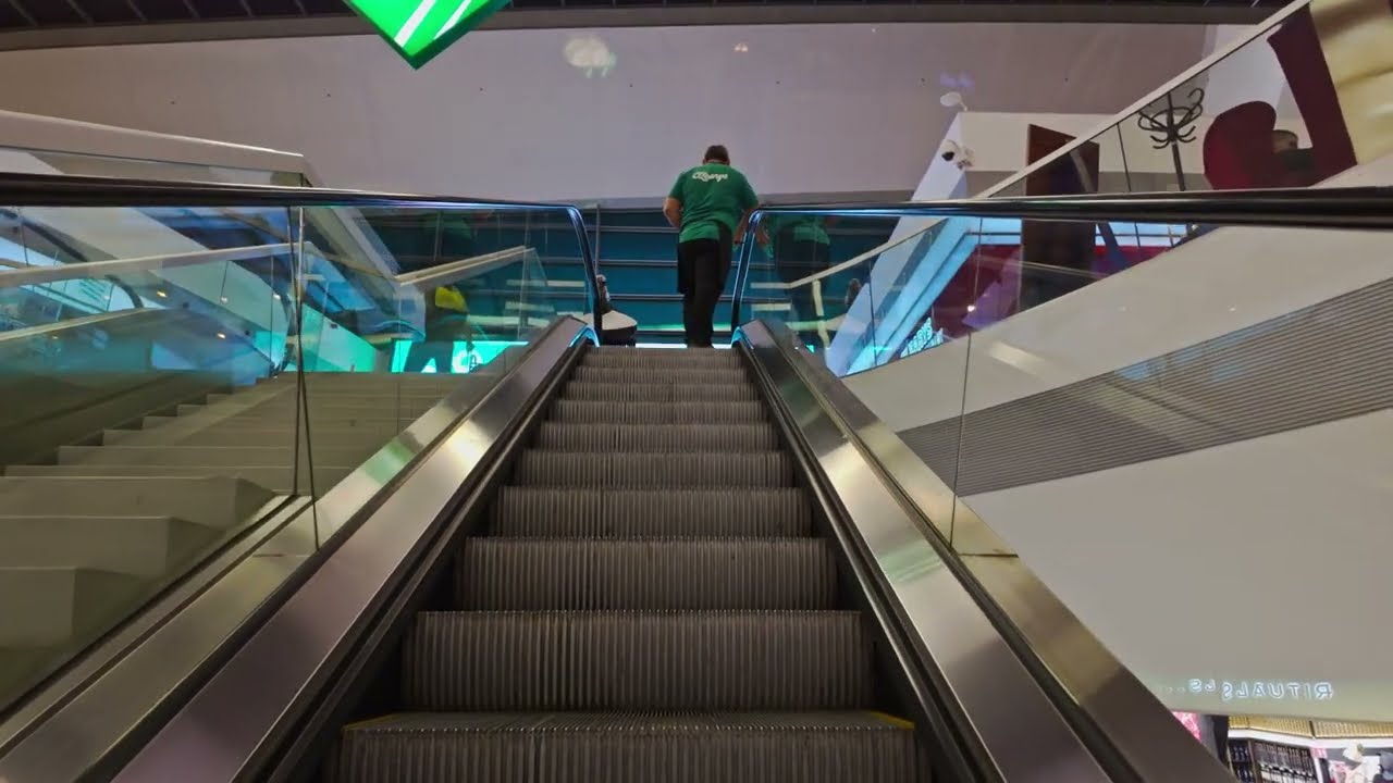 Hungary, Budapest Airport, 4X escalator