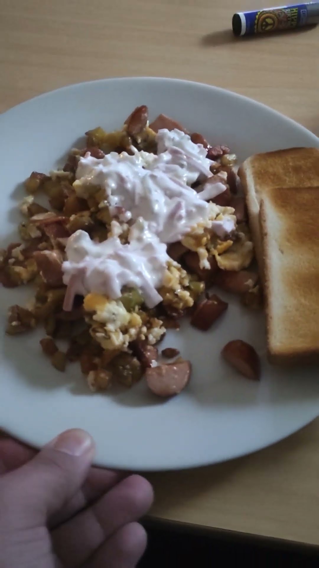 Bratkartoffeln in Würfeln mit Bockwurst Stücken und bisschen Salami und ...
