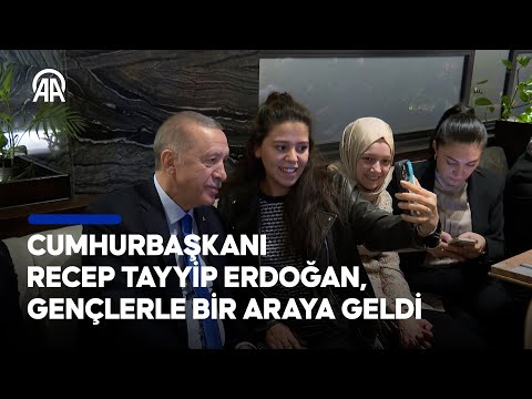 Cumhurbaşkanı Erdoğan, Ankara'da bir kafede gençlerle bir araya geldi