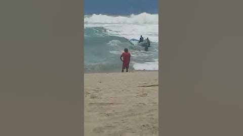 شاهد هذا الصياد كيف يجهز القارب للانطلاق عندما تهدأ الموج
