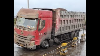 Truck fail compilation【E21】---dangerous to driving a overloaded truck,feel sad for trucks!