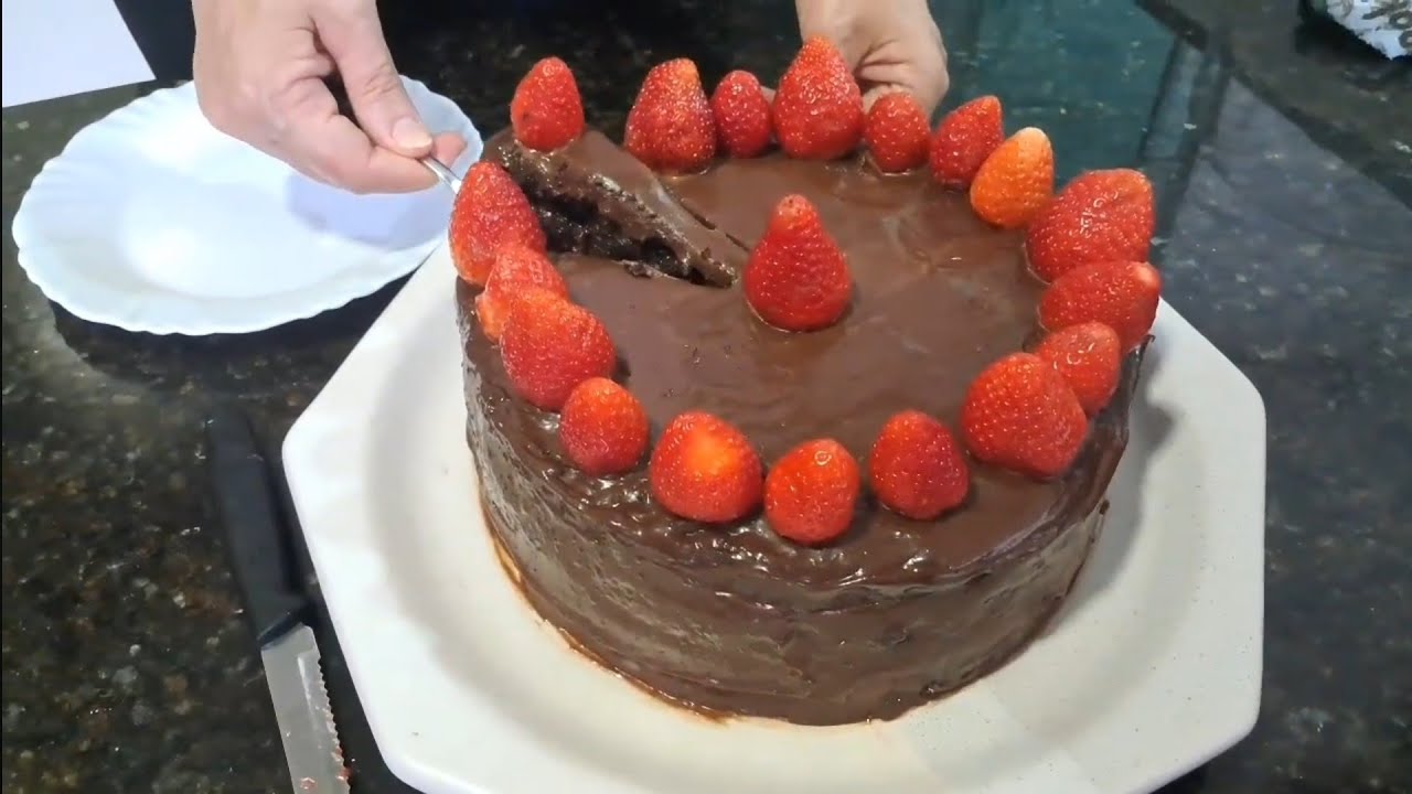 Bolo de Chocolate CarameloToffe #shortsreceitas#receitas#bolosemgluten #bolorecheado@claudiaali1973 