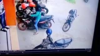 Video Lucu Cewek Masih Belajar Motor