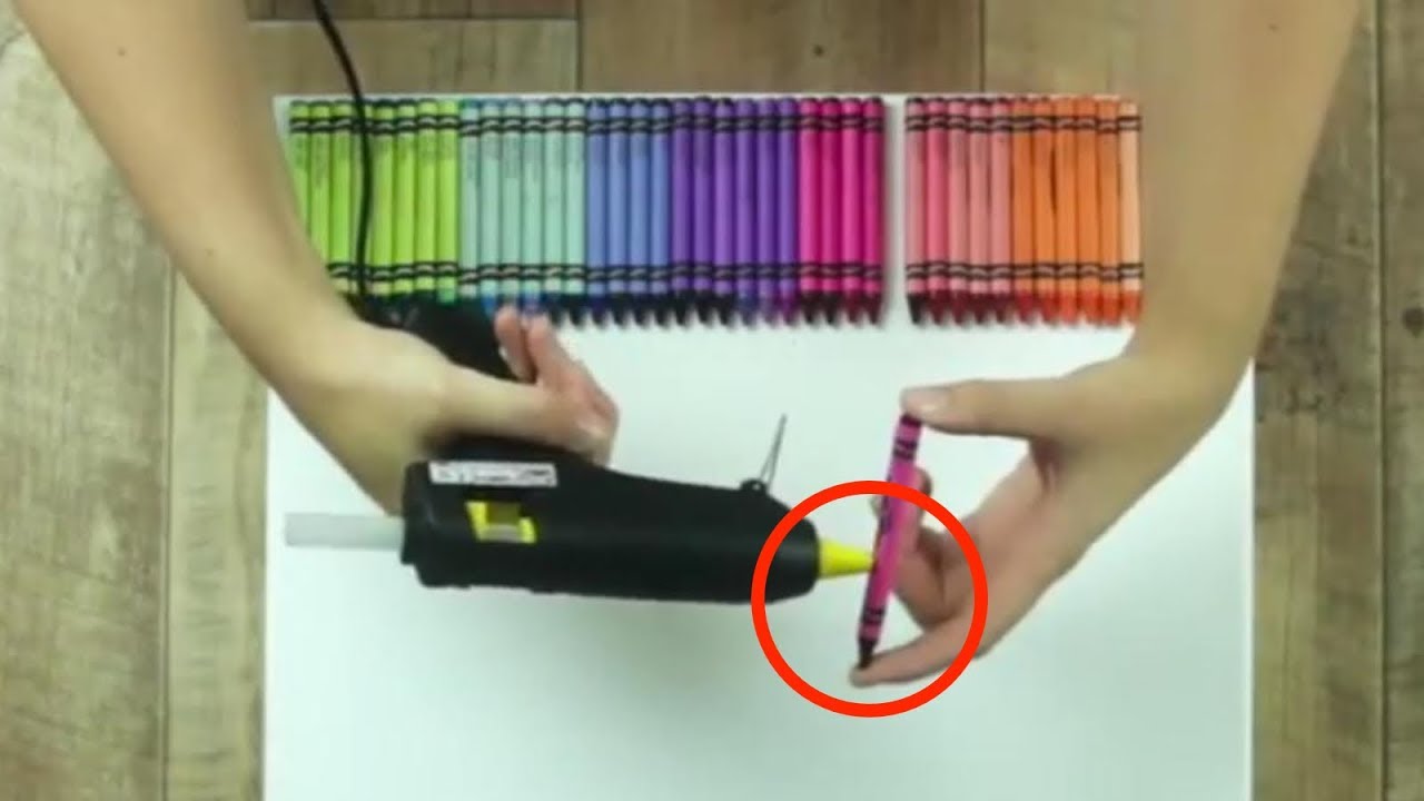 Клеим на холст восковые мелки и беремся за фен. Вау!