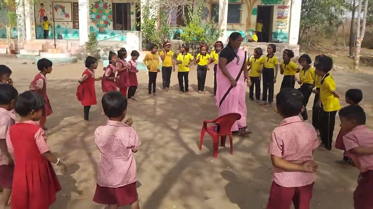 लुटू लुटू हालते आजीची मान 