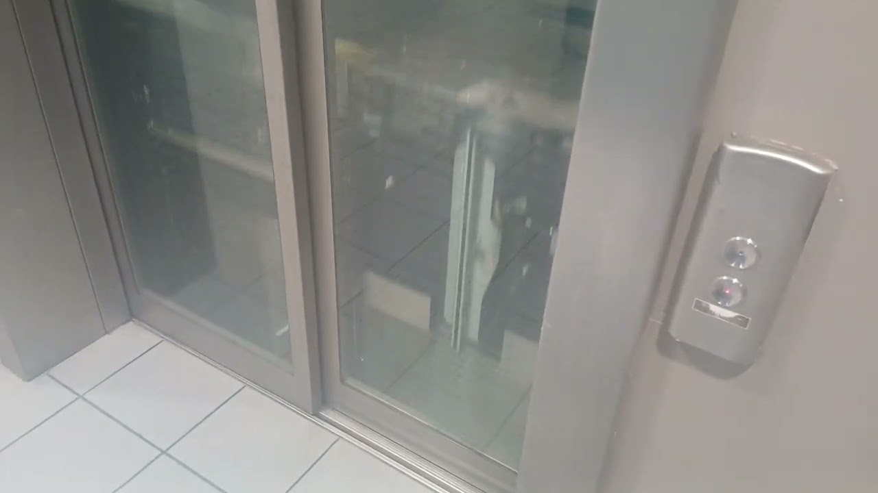 2 magnifique ascenseurs otis gen2 a Avignon france 