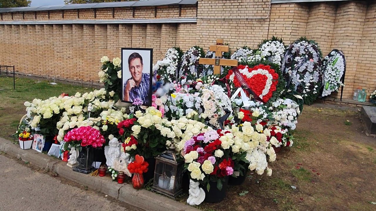 троекуровское кладбище могила шатунова. могила юрия шатунова на троекуровском. троекуровское кладбище в москве шатунов. троекуровское кладбище шатунов могила. могила юрия шатунова на троекуровском кладбище.