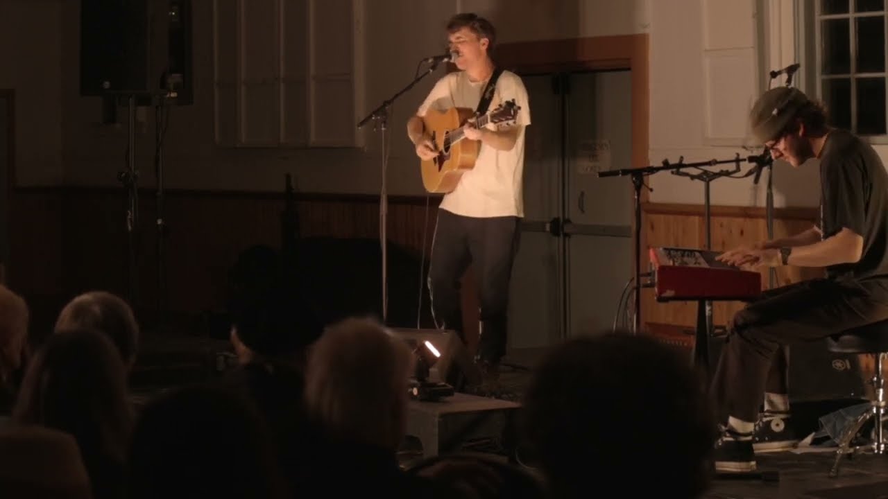 在 YouTube 上观看 Luke Wallace - You Are I Am (Live on Salt Spring Island)