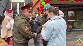 Министр обороны Беларуси вручил ключи от арендных квартир военнослужащим