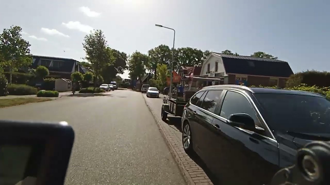Fietsen door Oudemirdum richting Nijemirdum