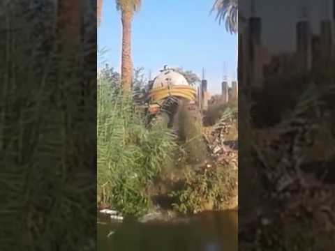 شاهد سيارات الصرف الصحي تفرغ حمولتها في الترعة وأهالي قرية جرف سرحان أغيثونا