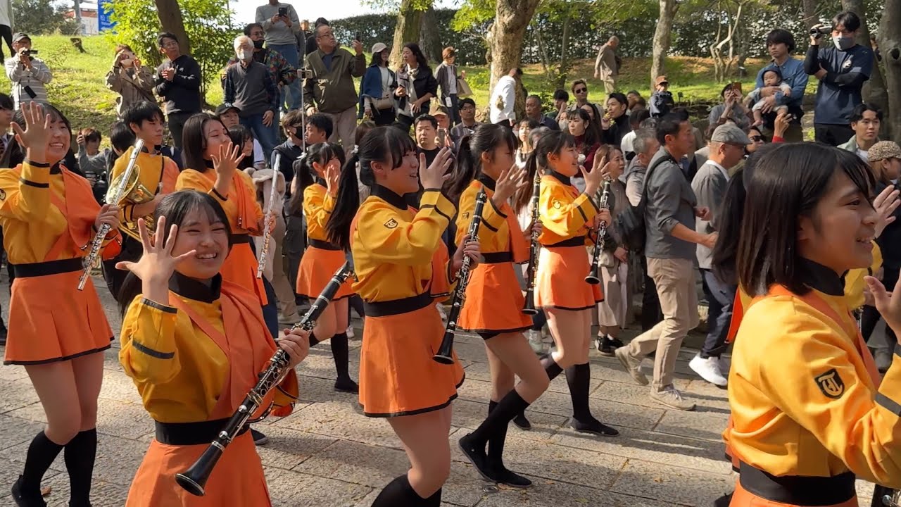 京都橘高校吹奏楽部 出雲大社参道でショートパレード 2024.11.3 - YouTube
