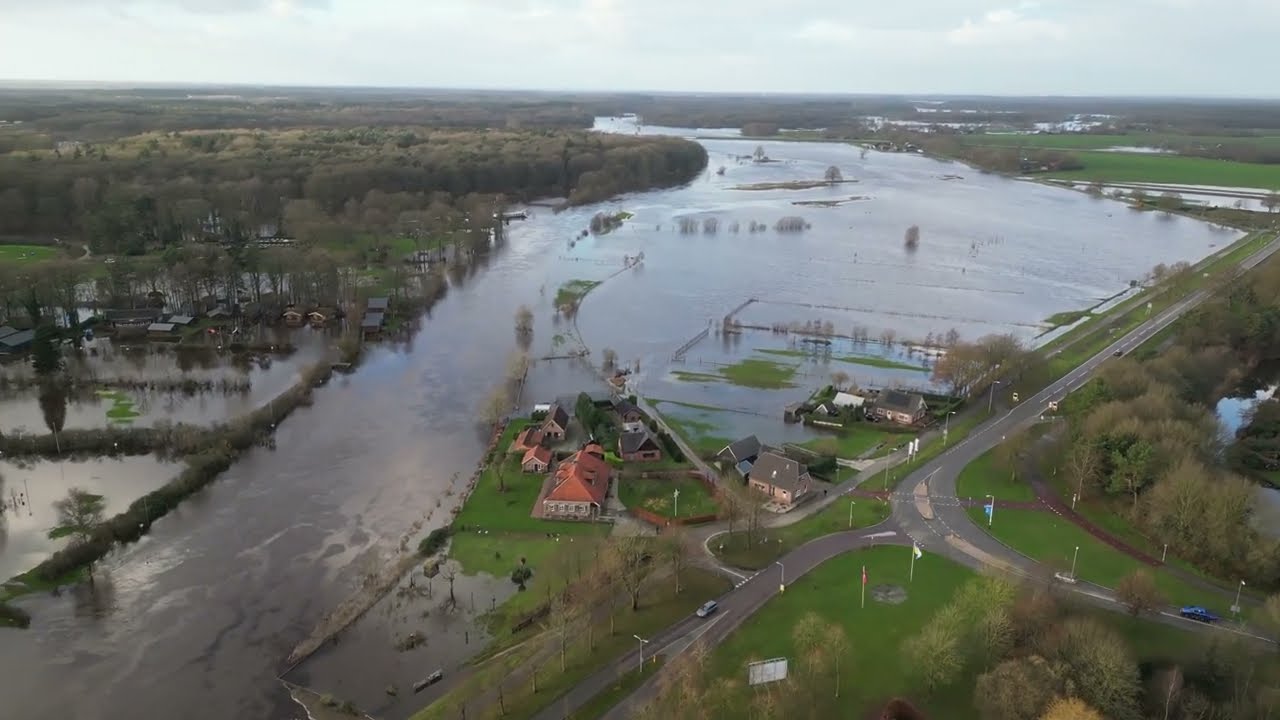 📍 Overstroming bij Ommen – De Vecht Laat Haar Kracht Zien in het Vechtdal