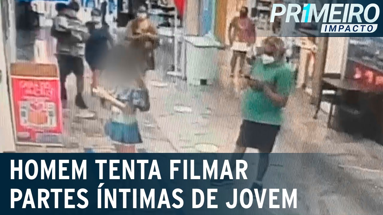 Homem tenta tirar foto das partes íntimas de jovem na fila da lotérica | Primeiro Impacto (23/12/20)