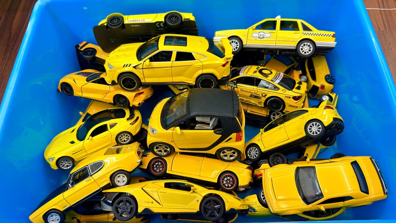 Box Full Of Yellow Cars - Låda Fullt Av Gula Bilar