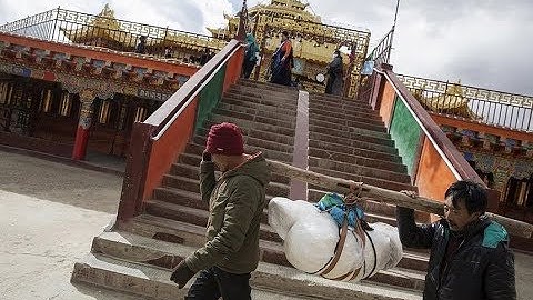 Rùng rợn tục mai táng truyền thống ở Tây Tạng - cho kền kền rỉa xác