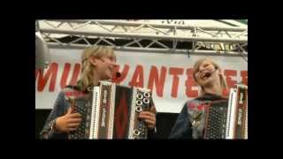 Video voorbeeld van "Die Twinnies - Bayer Feiern"