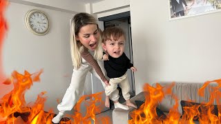 Evi̇n İçi̇nde Yerde Lav Var Oynadik Fena Düştük