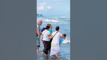 Thumbnail of prosesi larung abu papa dali oleh jennifer coppen dan keluarga di pantai lembeng bali #kamari