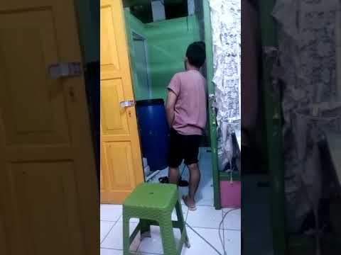 Terciduk ngintip  ibunya lagi mandi  VIDEO