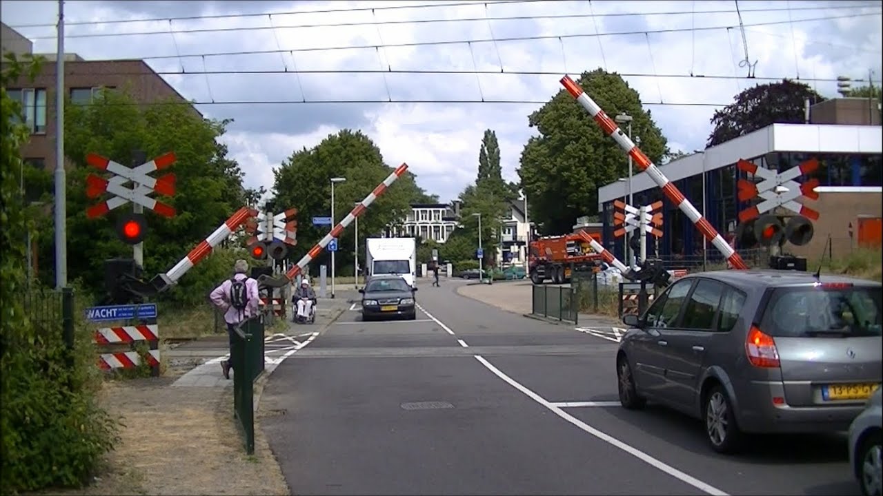 Spoorwegovergang Bussum Zuid // Dutch railroad crossing