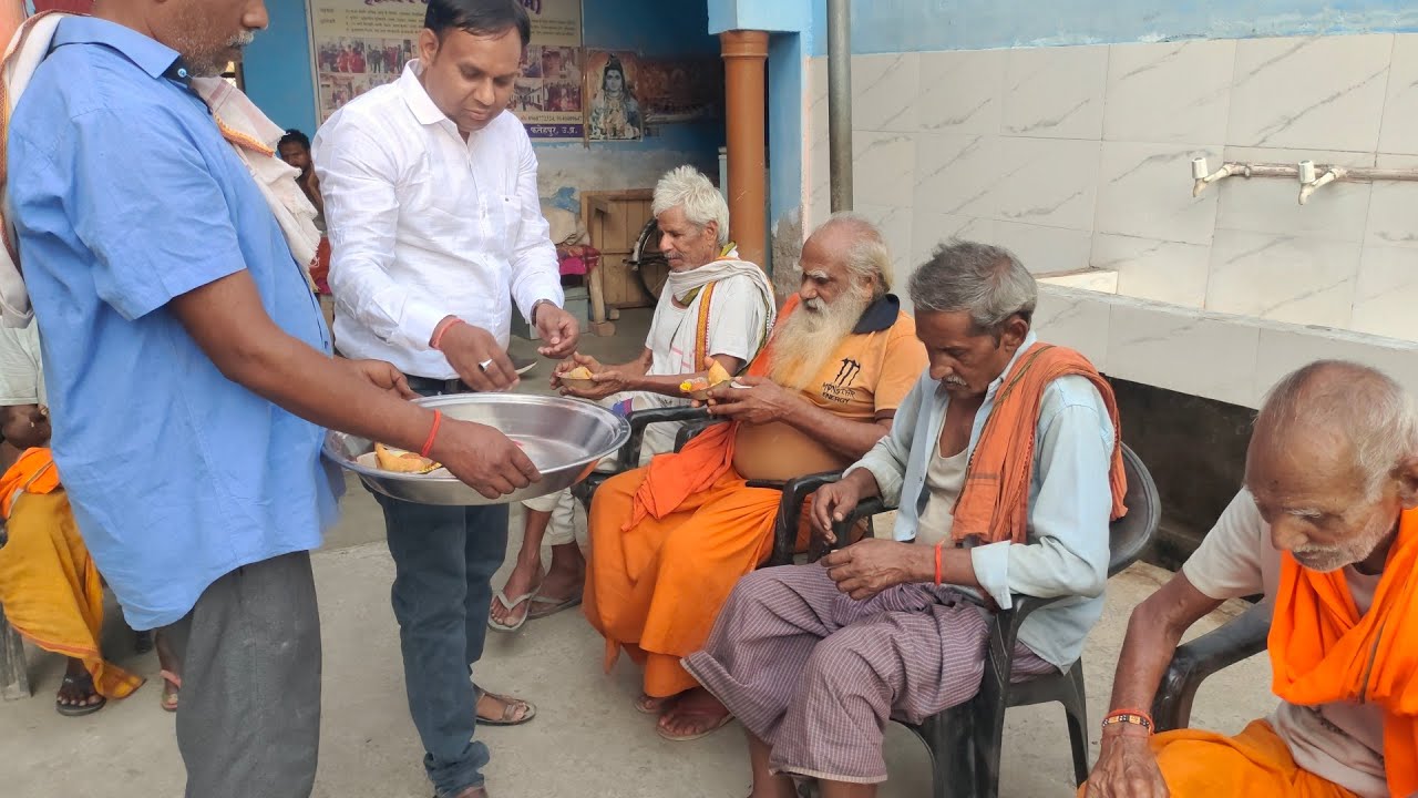 Fatehpur old age home me Ashish Mishra ke dwara bujurgo ko Mithai Coldrink