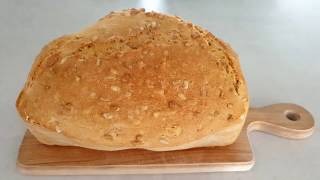 Білий хліб зі спельтового борошна і з насінням соняшнику.Корисний  поживний, дуже смачний та простий