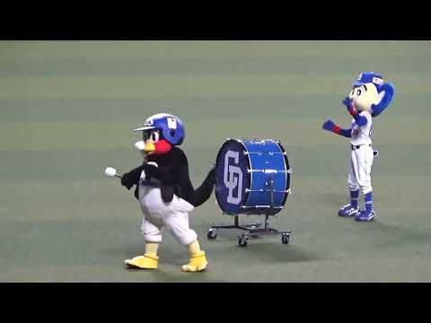 ドアラ・つば九郎の太鼓　ラストはつば九郎の壁ドン