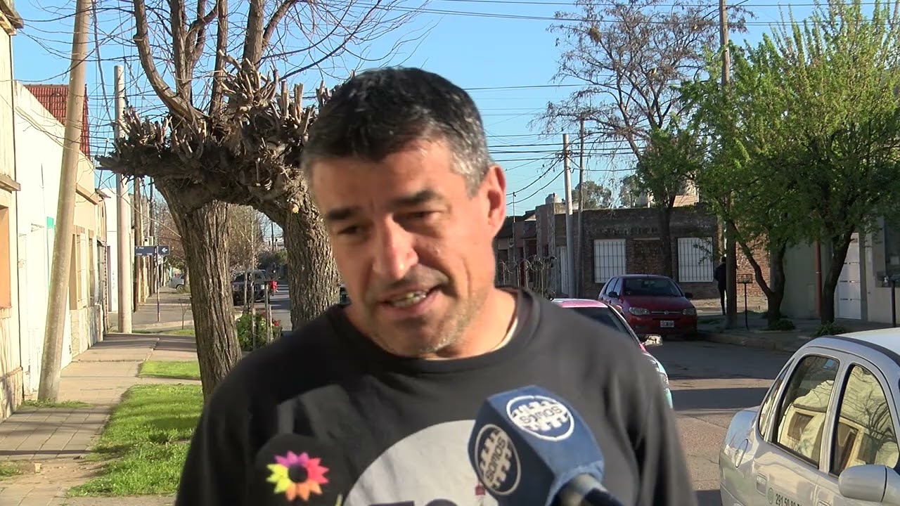 Estacionó la camioneta en la puerta de su casa y se la robaron