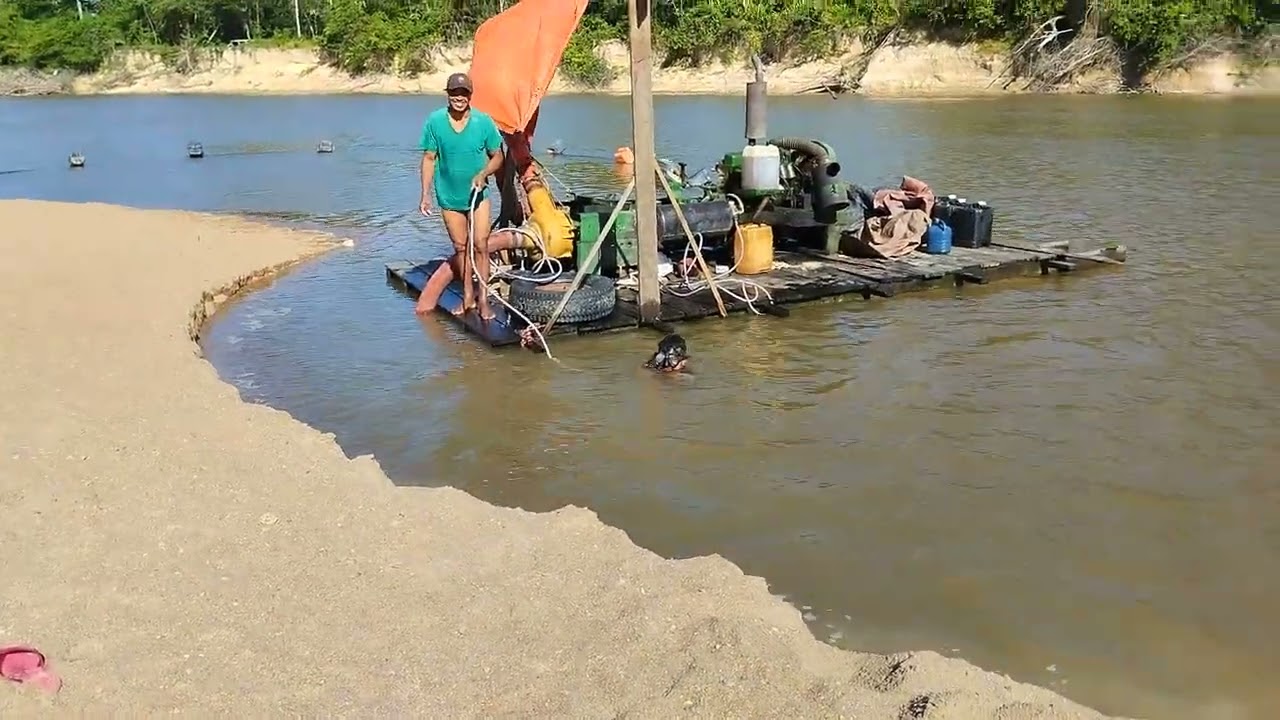 extração de areia do rio na íntegra. /// Extracting sand from the river in its entirety.