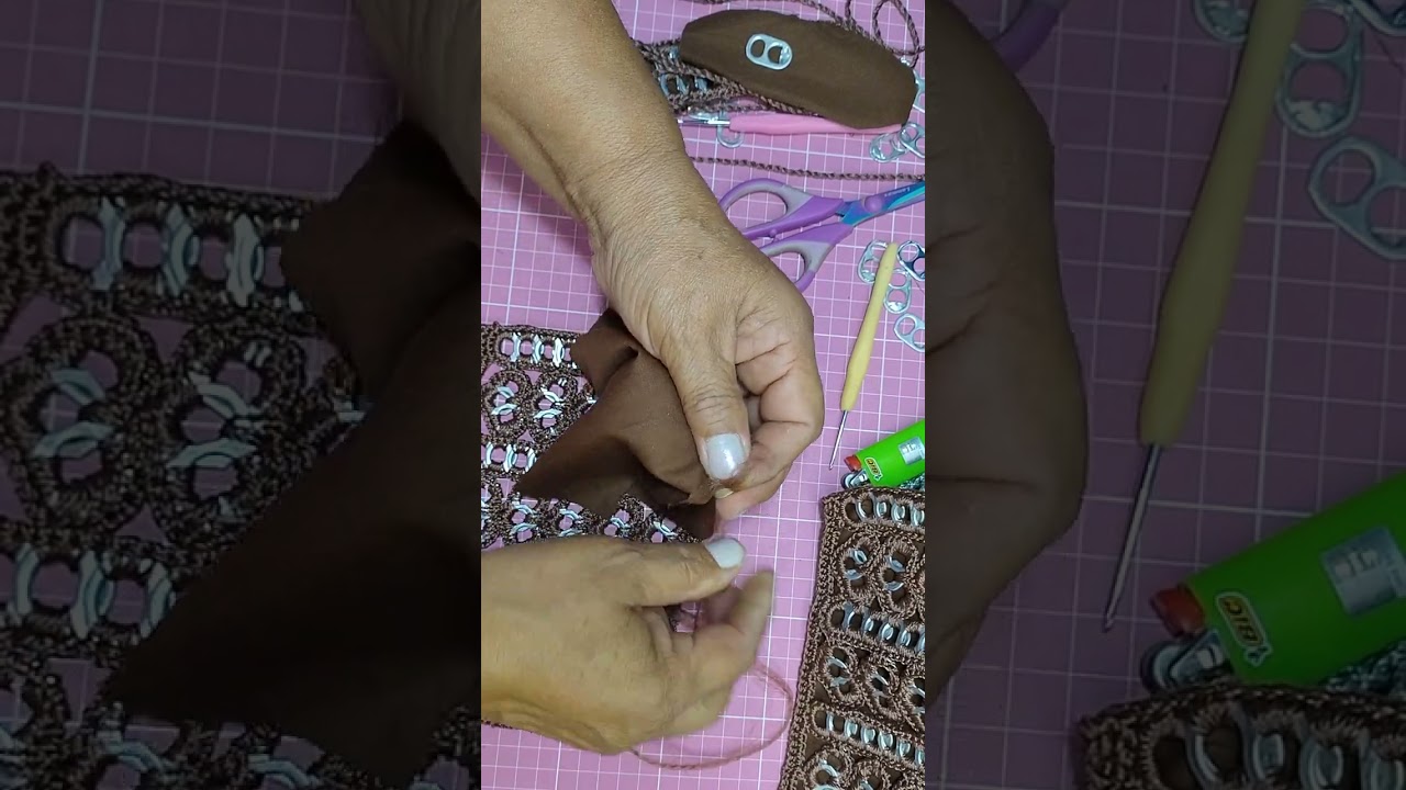 bolsa feita com lacres de latinha modelo 1