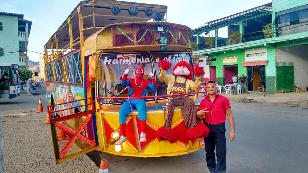 Com Homem-Aranha e Fofão dançarinos, carreta-balada chama atenção