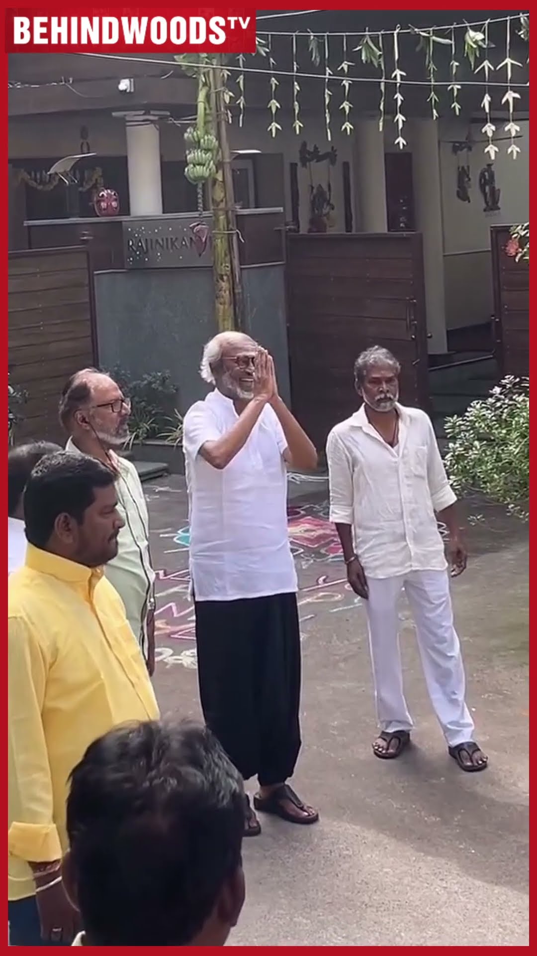குட்டி செவுத்தை எட்டி பார்த்த RAJINI, கூடி நின்ன Fans ? RAJINI கொடுத்த Flying Kiss