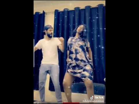 wow.. Beautiful Somali girl dancing with her friend.