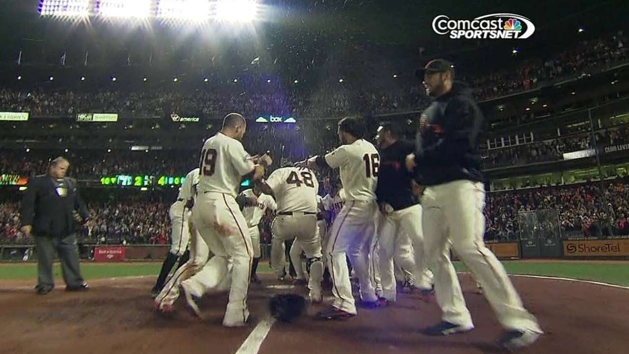 Giants win it on Sandoval's walk-off home run