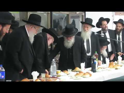 ר"י גרודנא באר יעקב הגר''י הקר שליט''א נכנס למעמד מסיבת חנוכה בישיבתו - בקודש פנימה