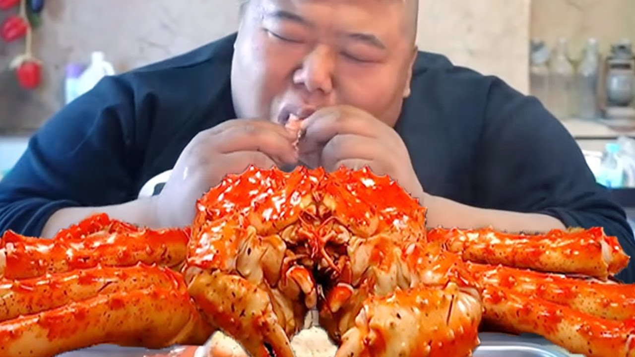 2000元买两只帝王蟹，猴哥用大锅清蒸着吃，蘸上秘制红油吃过瘾！【胖猴仔】