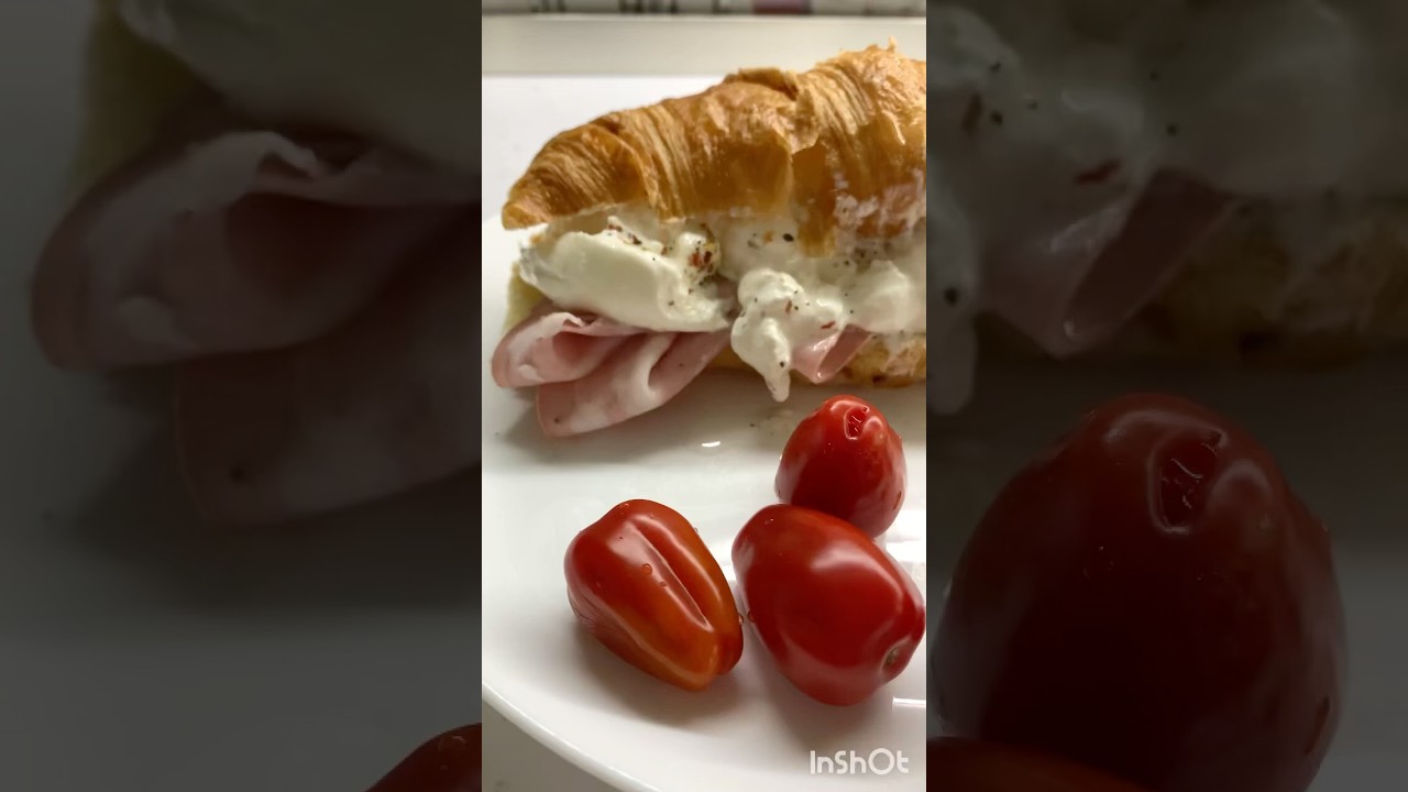 Круассан с мортаделлой и бурратой 😋😋😋