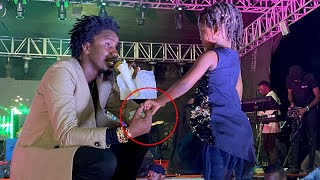 Gambie, Le geste émouvant de Wally Seck qui chante cette petite fille sur scène.