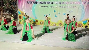 trình diễn múa khăn piêu của dân tộc thái