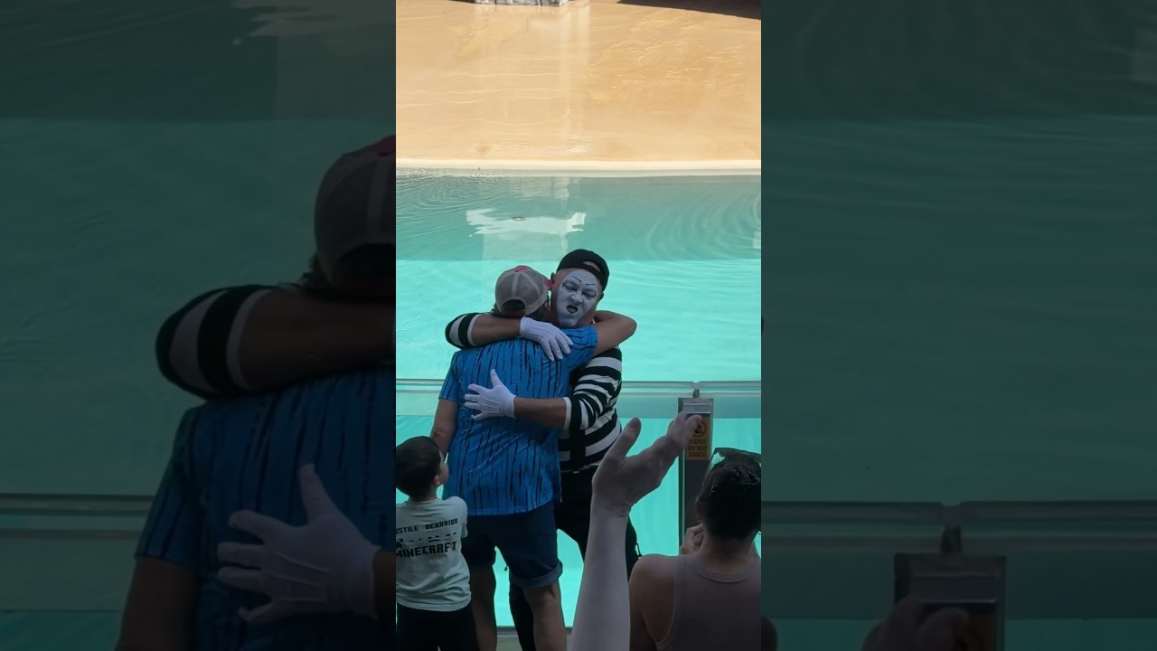 Уморительный финал 😂 Том-мим из SeaWorld в Орландо 