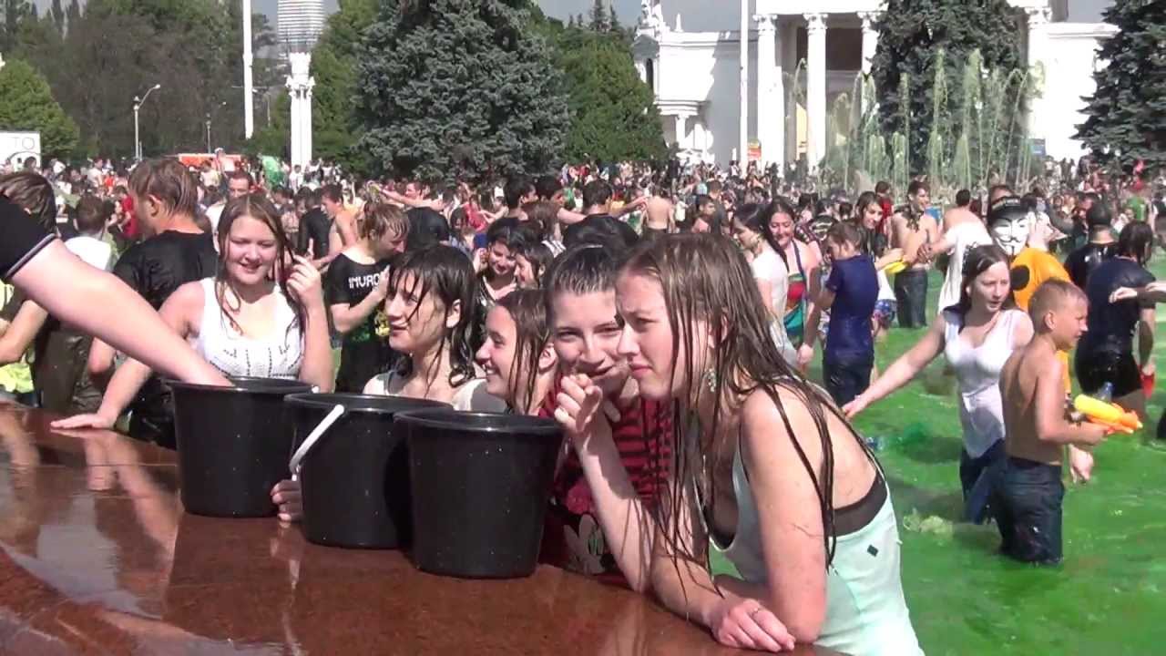 Водная битва в фонтане на ВВЦ 8 06 2013