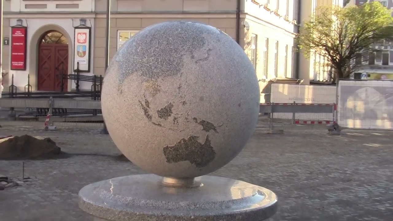 Dzierżoniów - granitowy globus w Rynku - największy w Europie, z napędem elektrycznym, tylko 0,18kV.