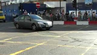 METROPOLITAN POLICE  UNMARKED NISSAN PRIMERA RESPONDING TO AN INCIDENT WITH BLUE LIGHTS AND SIREN.